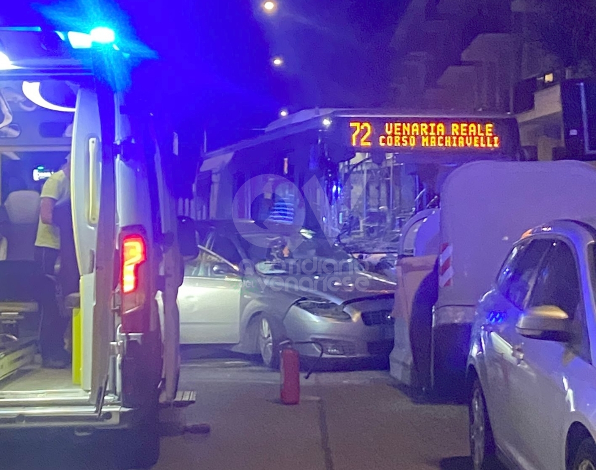 INCIDENTE A VENARIA REALE - Scontro auto-bus: una persona ferita, danneggiati i bidoni della raccolta rifiuti - FOTO