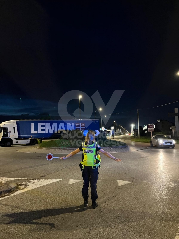 INCIDENTE A BORGARO - Camion rimane bloccato in via Lanzo a causa dei freni - FOTO