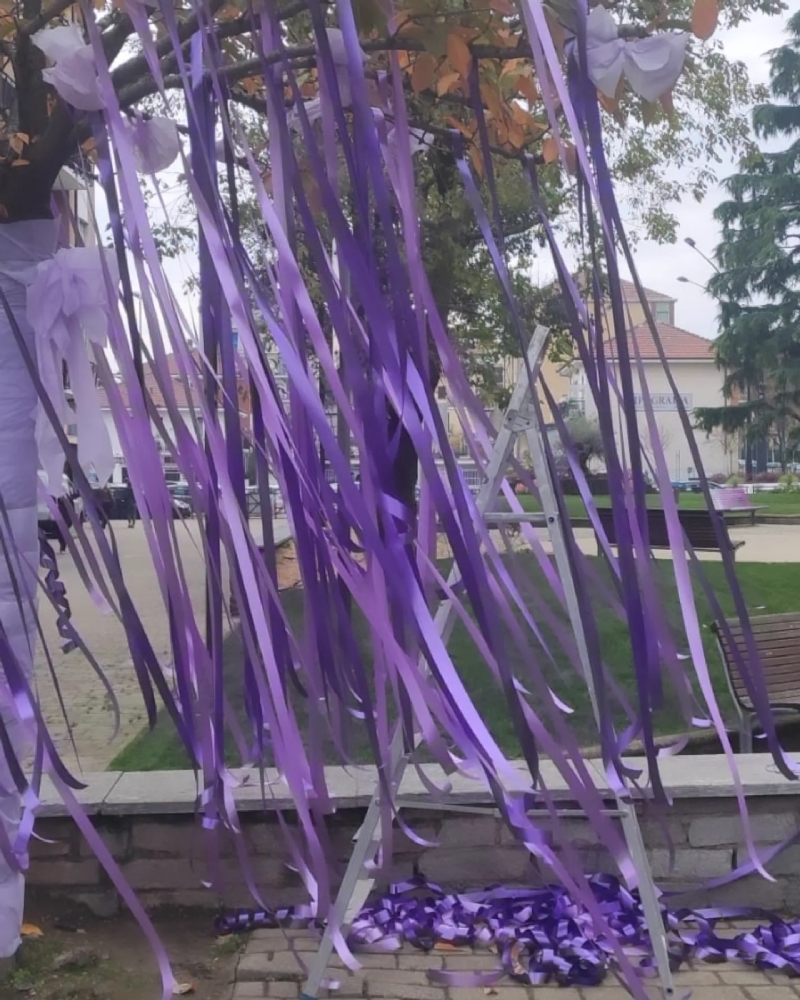 VANDALI AD ALPIGNANO - Danneggiati gli «Alberi della Gentilezza» di piazza Caduti - FOTO