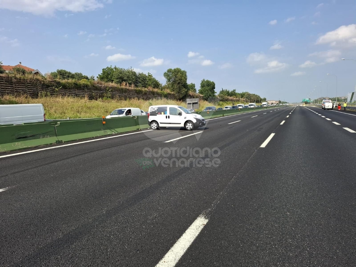 INCIDENTE IN TANGENZIALE A VENARIA - Scontro fra due auto: un ferito - FOTO