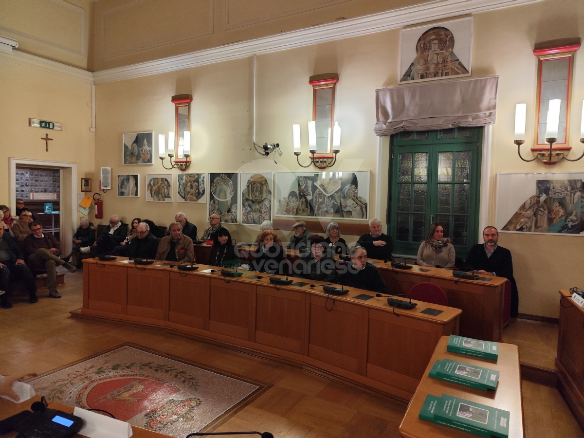 VENARIA - Sala consiliare gremita per la presentazione del libro su Armando Crivelli - FOTO E VIDEO