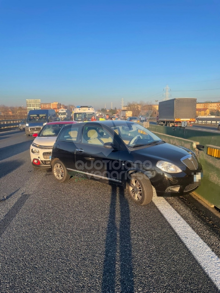 INCIDENTE IN TANGENZIALE A COLLEGNO - Scontro fra tre auto, due persone ferite - FOTO