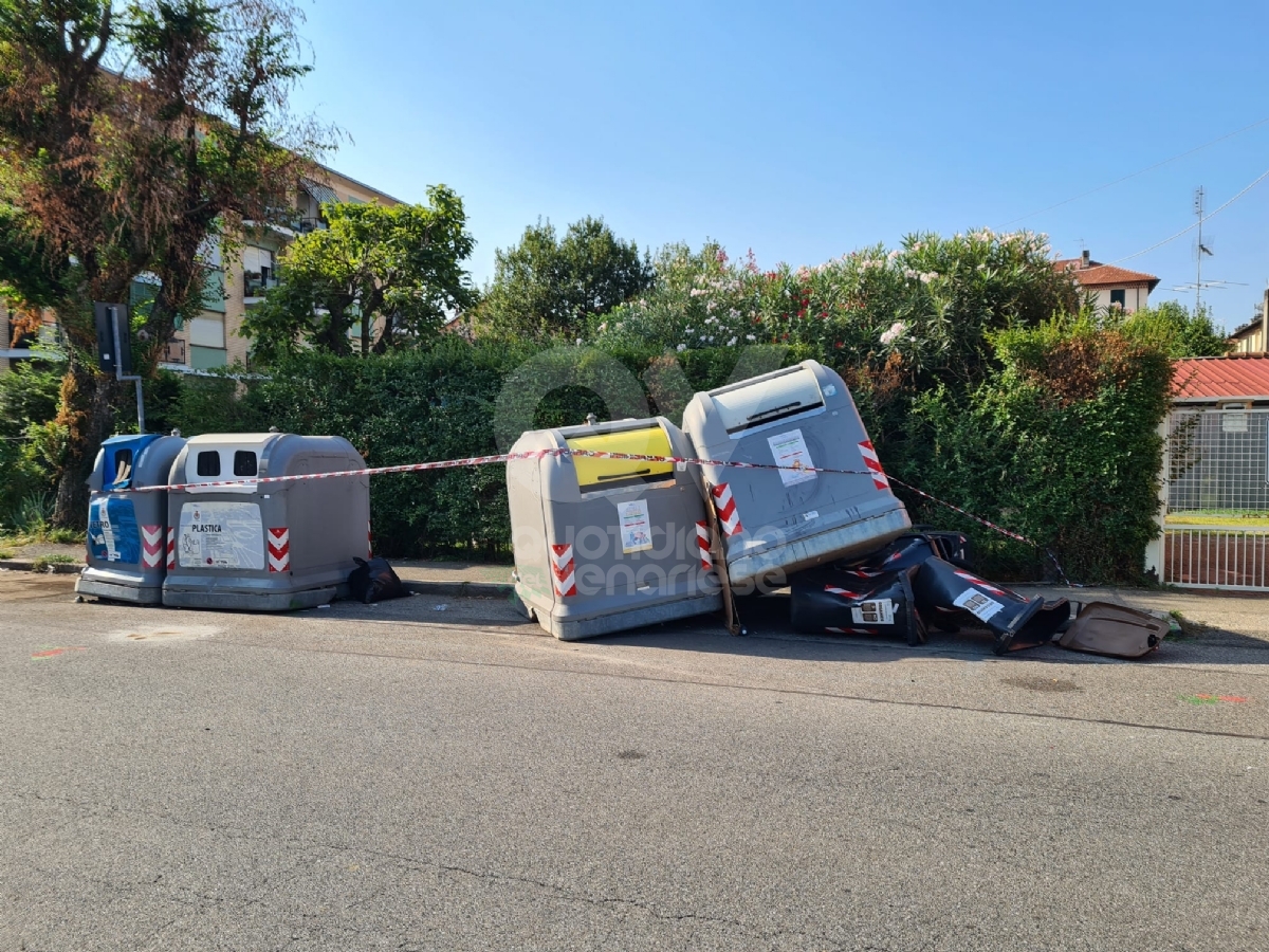 INCIDENTE A VENARIA REALE - Scontro auto-bus: una persona ferita, danneggiati i bidoni della raccolta rifiuti - FOTO