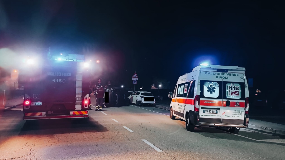 INCIDENTE A PIANEZZA - Spunta un animale e perde il controllo dell'auto, che si ribalta - FOTO