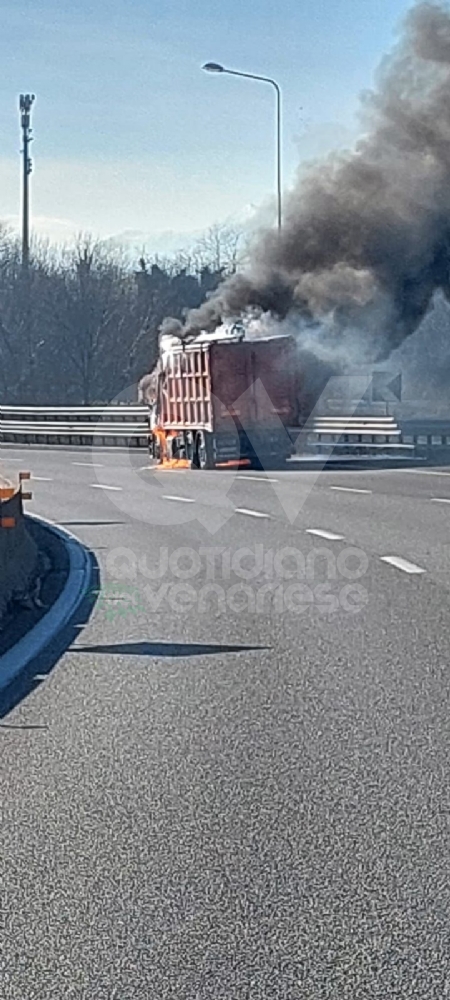 INCIDENTE IN TANGENZIALE A RIVOLI - Autocarro in fiamme, lunghe code - FOTO