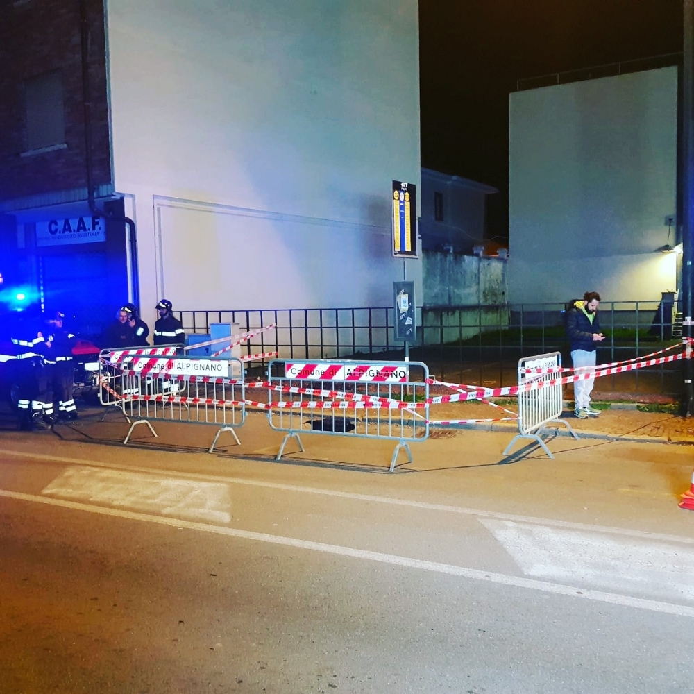 ALPIGNANO - Cede un tratto fognario in via Mazzini: intervento dei vigili del fuoco e di Smat - FOTO