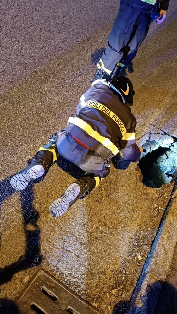 ALPIGNANO - Cede un tratto fognario in via Mazzini: intervento dei vigili del fuoco e di Smat - FOTO