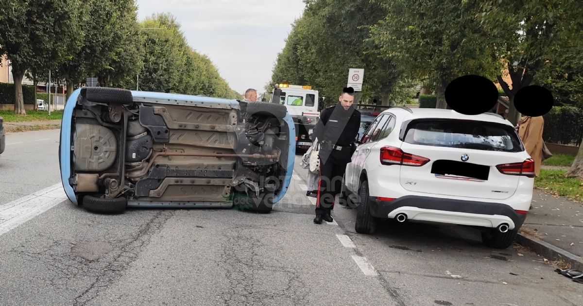 INCIDENTE A VENARIA - Auto si ribalta in via Barbi Cinti: colpite altre due vetture parcheggiate - FOTO