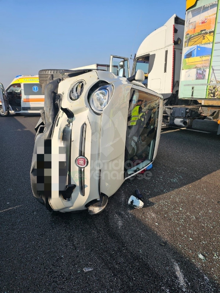 INCIDENTE IN TANGENZIALE - Auto si ribalta dopo lo scontro: una persona ferita - FOTO