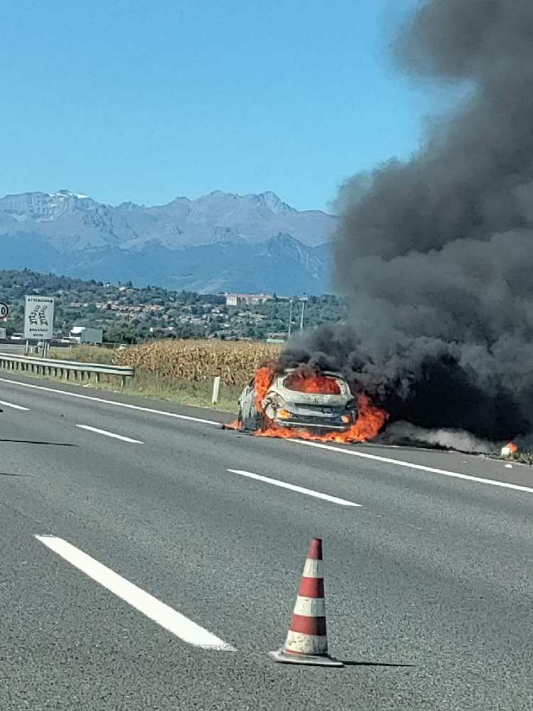 RIVOLI - Auto divorata dalle fiamme: paura in tangenziale - FOTO