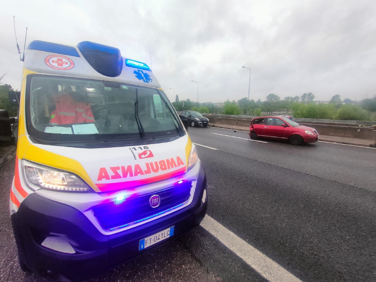 INCIDENTE IN TANGENZIALE A RIVOLI - Con l'auto finisce contro il guardrail: un ferito - FOTO