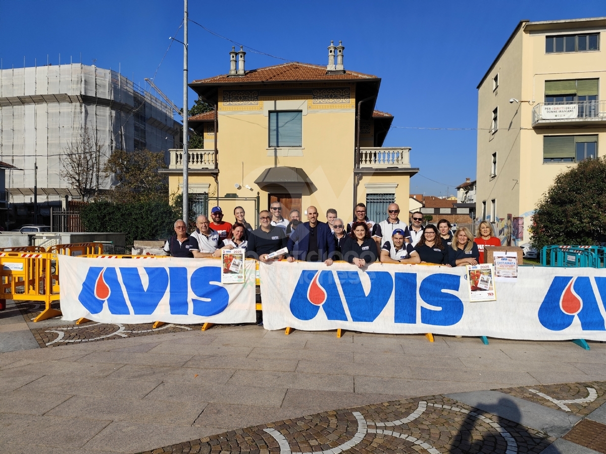 VENARIA - Castagne e giochi in piazza Pettiti: la «Castagnata» dell'Avis è il solito successo - FOTO