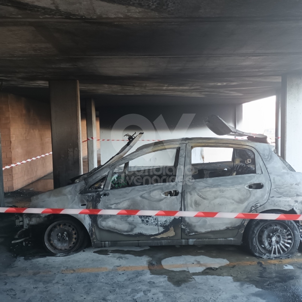 INCENDIO A RIVOLI - Auto a fuoco in via Di Nanni: danneggiata la palazzina Atc - FOTO