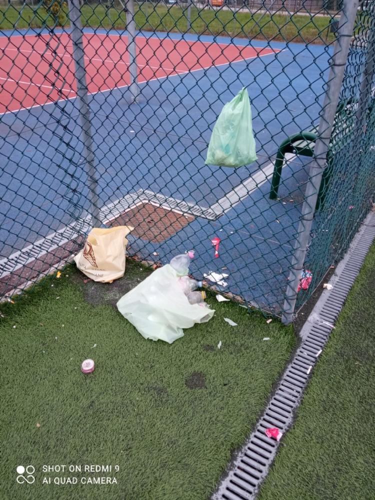 BORGARO - Vandali e incivili ai campi da calcio a 5: danneggiate le panchine, rifiuti a terra - FOTO