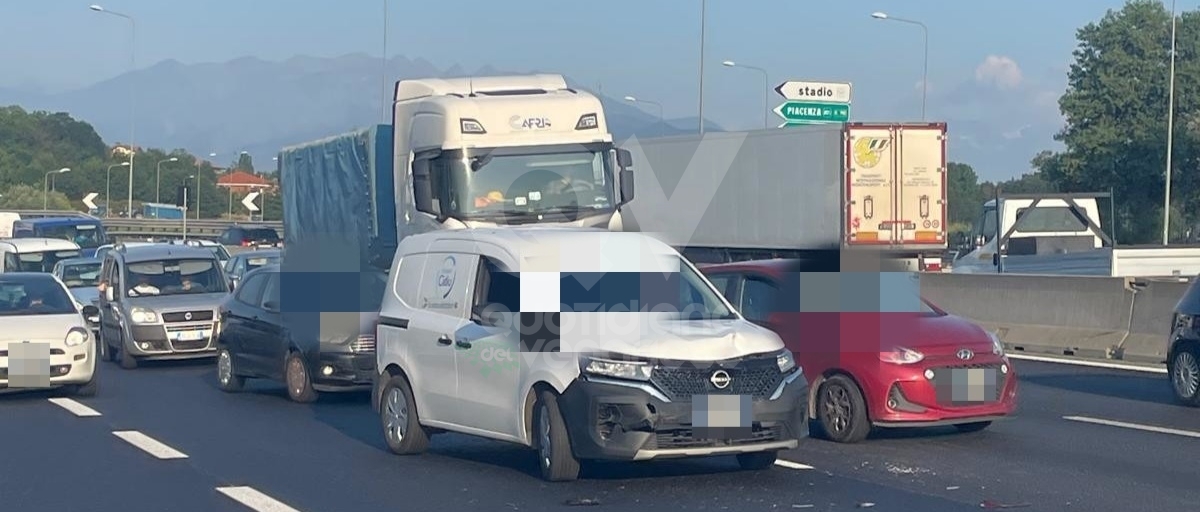 INCIDENTE IN TANGENZIALE A RIVOLI - Tamponamento fra tre mezzi: due feriti e forti disagi - FOTO