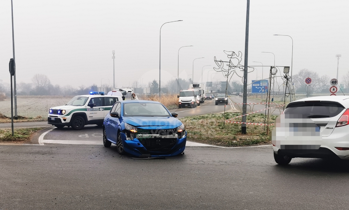 INCIDENTE A VENARIA - Scontro fra tre auto, disagi al traffico - FOTO