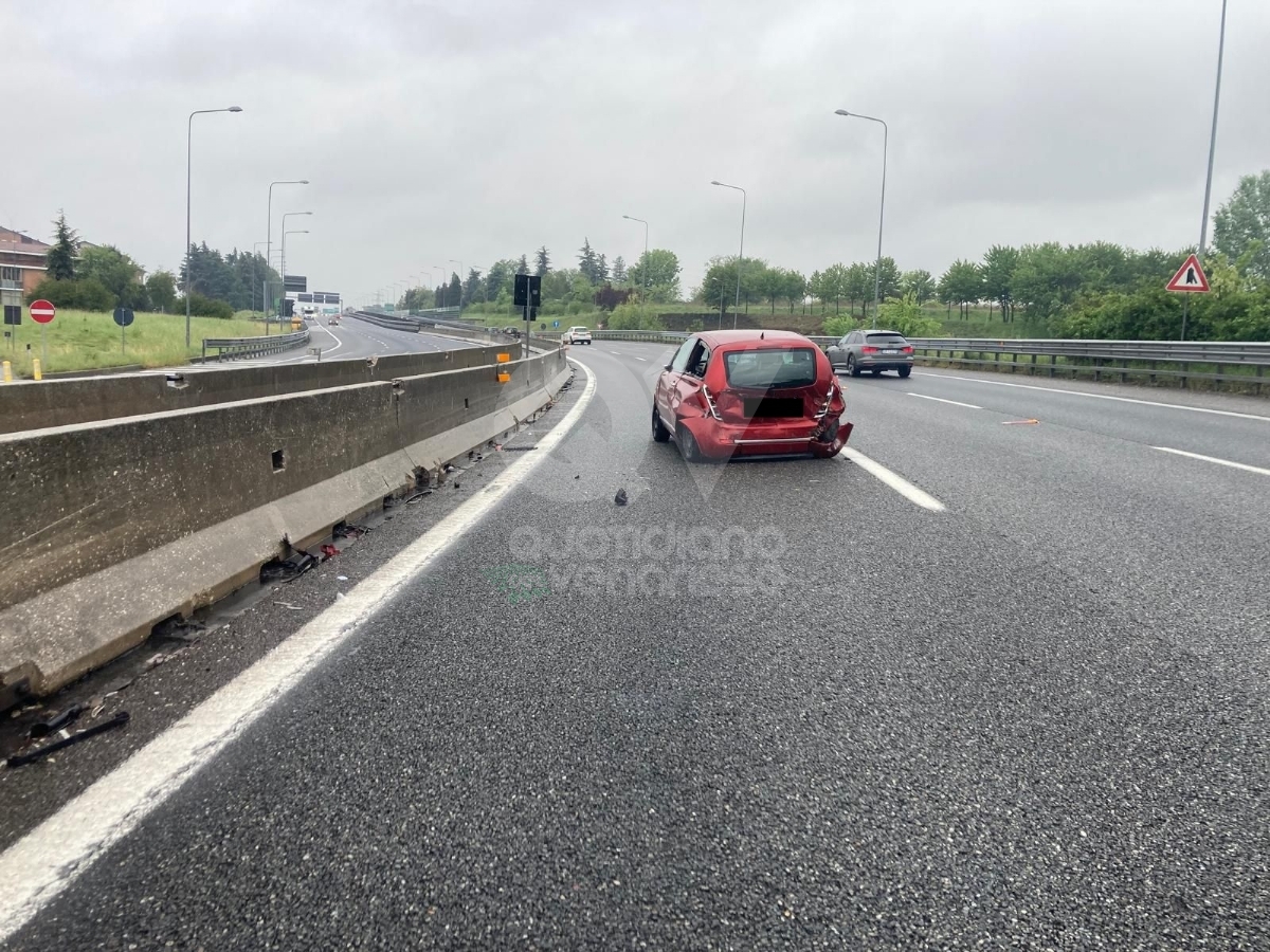 INCIDENTE IN TANGENZIALE A RIVOLI - Con l'auto finisce contro il guardrail: un ferito - FOTO