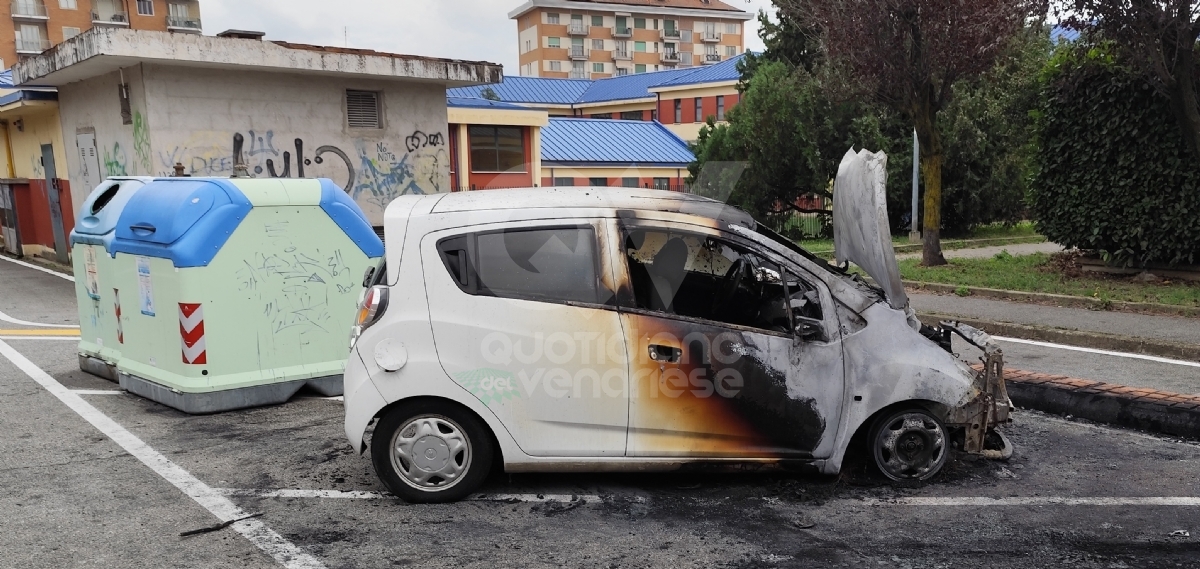 INCENDIO AD ALPIGNANO In via Rossini: un'auto distrutta dalle fiamme, due danneggiate - FOTO