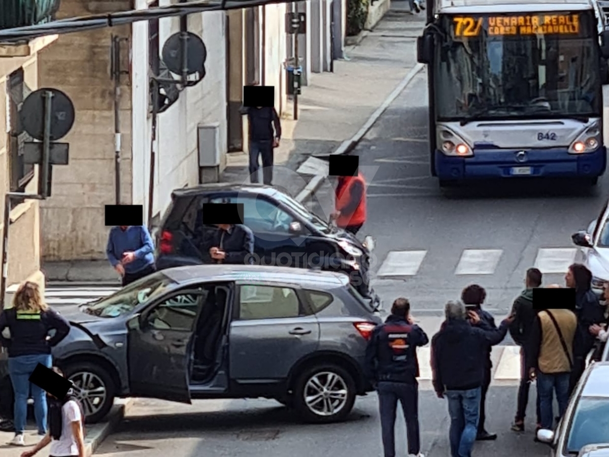 INCIDENTE A VENARIA - Scontro fra due auto in via Palestro: una persona ferita - FOTO