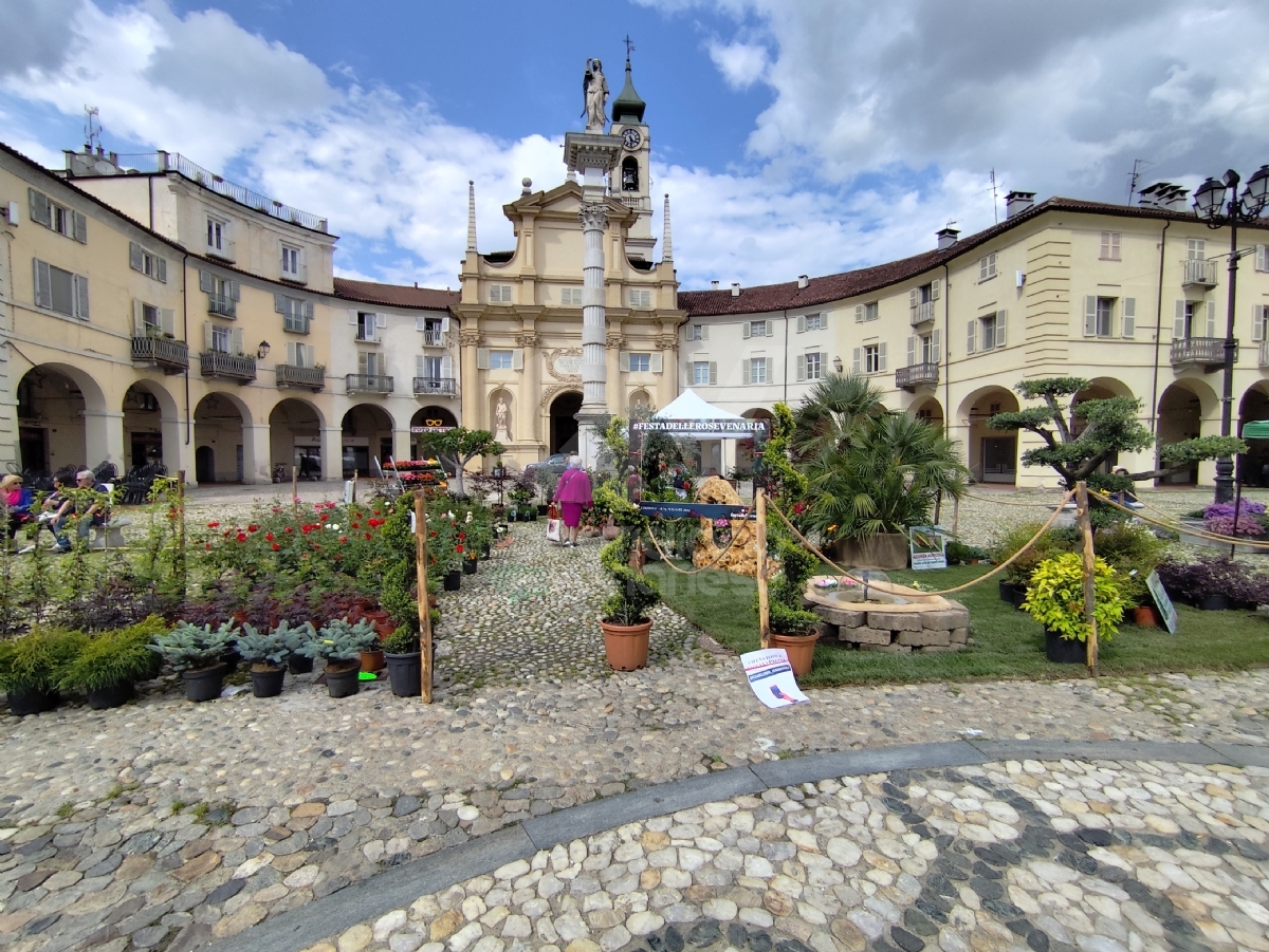 VENARIA - Fiori, profumi, essenze, prelibatezze: via alla ventesima «Festa delle Rose» - FOTO