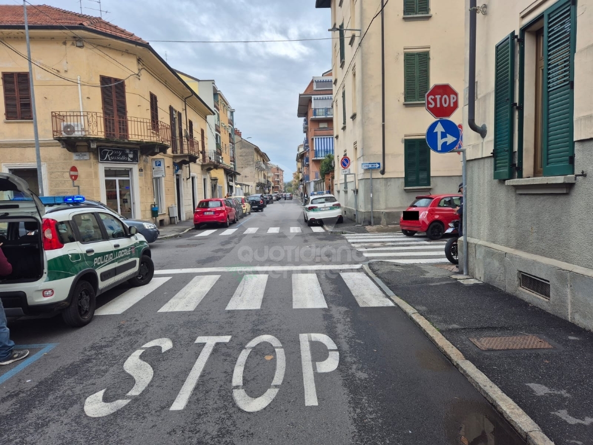 INCIDENTE A VENARIA - Scontro auto-moto: centauro e passeggera in ospedale - FOTO