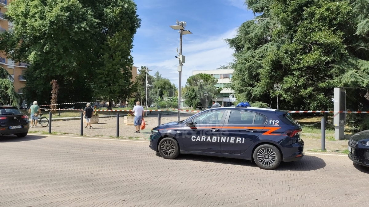 COLLEGNO - Dramma in piazza della Repubblica: spara ad una donna e poi si uccide - FOTO