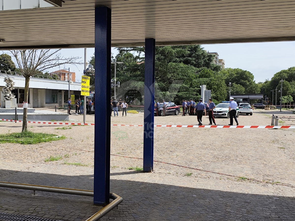 COLLEGNO - Dramma in piazza della Repubblica: spara ad una donna e poi si uccide - FOTO