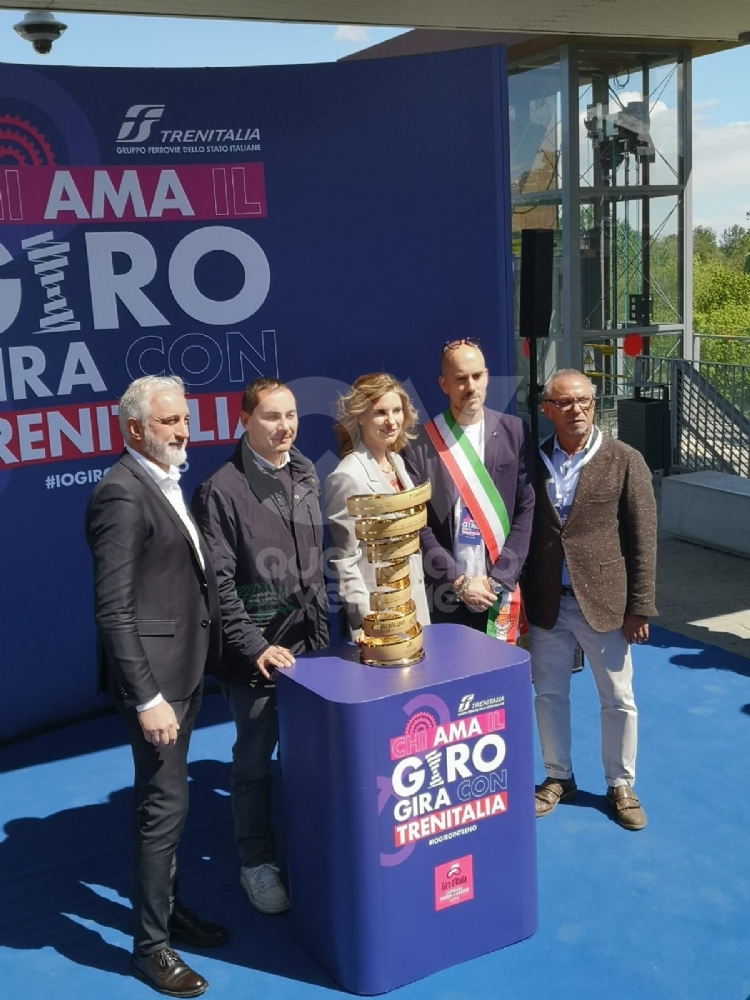 GIRO D'ITALIA - Il «Trofeo senza fine» è arrivato a Venaria: a consegnarlo Martina Colombari - FOTO E VIDEO