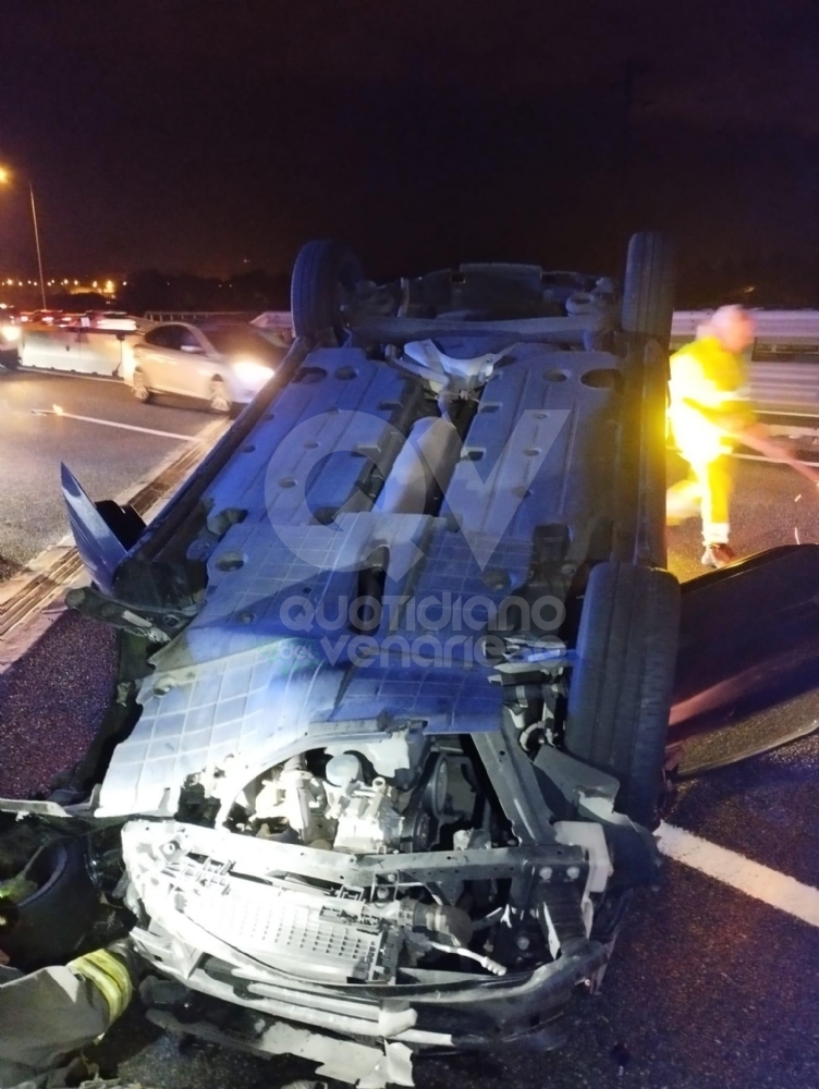 INCIDENTE IN TANGENZIALE A RIVOLI - Auto ribaltata: disagi al traffico - FOTO