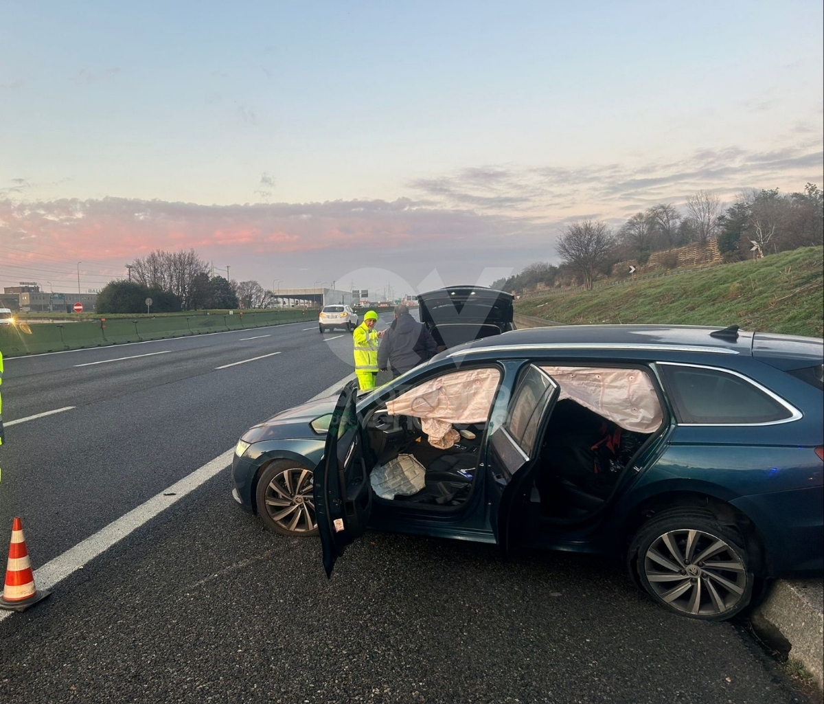 INCIDENTE IN TANGENZIALE A VENARIA - Auto finisce contro il muretto: un ferito - FOTO