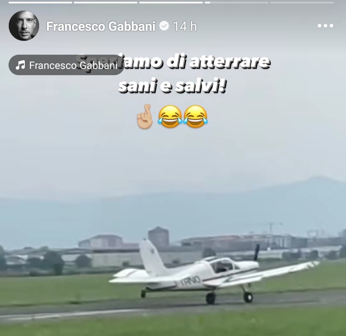 TORINO-COLLEGNO - Aeroporti in tilt, il cantante Gabbani «salvato» dall'Aeroclub Torino - FOTO