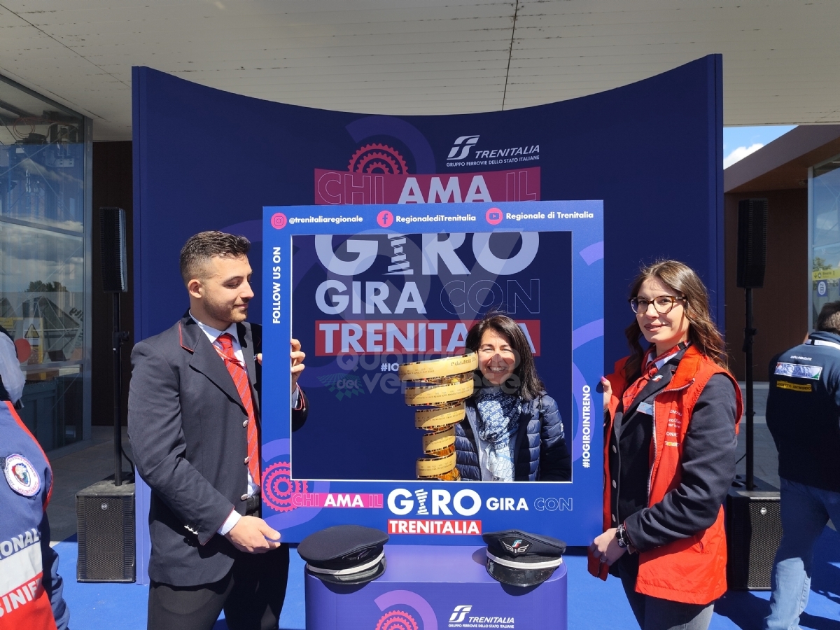 GIRO D'ITALIA - Il «Trofeo senza fine» è arrivato a Venaria: a consegnarlo Martina Colombari - FOTO E VIDEO