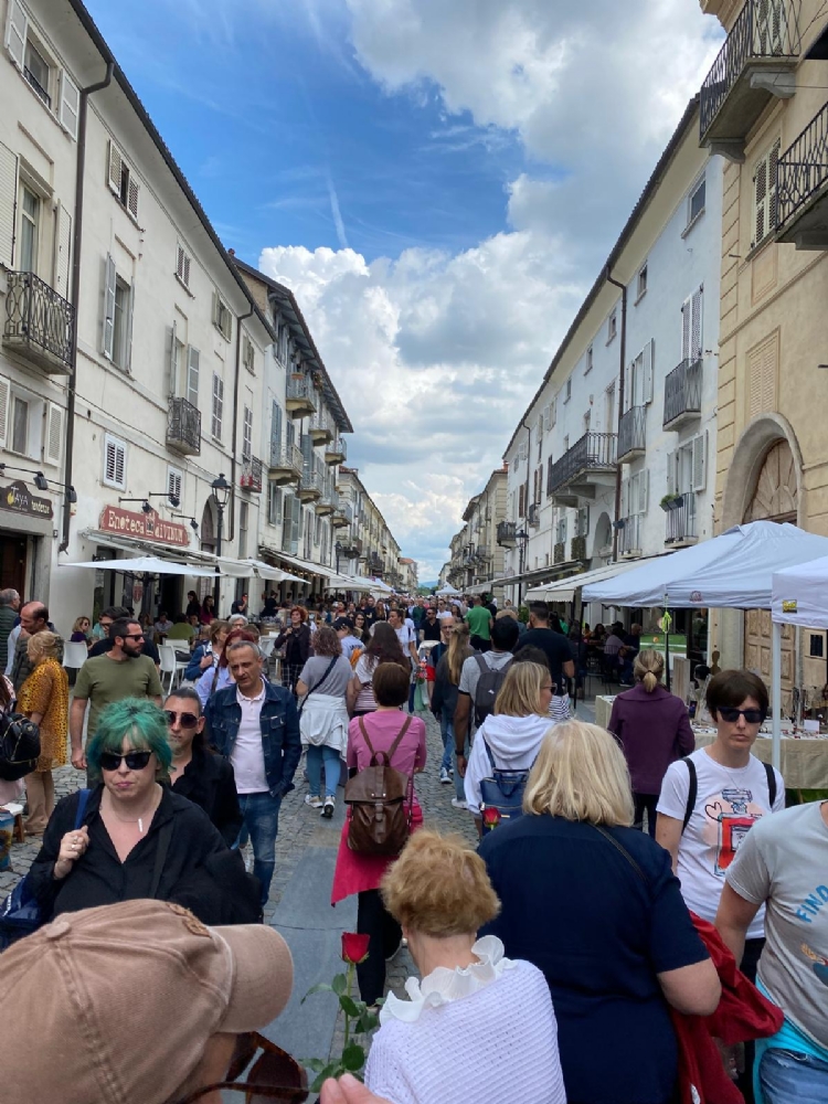 VENARIA - Bagno di folla per la ventesima edizione della «Festa delle Rose» - FOTO