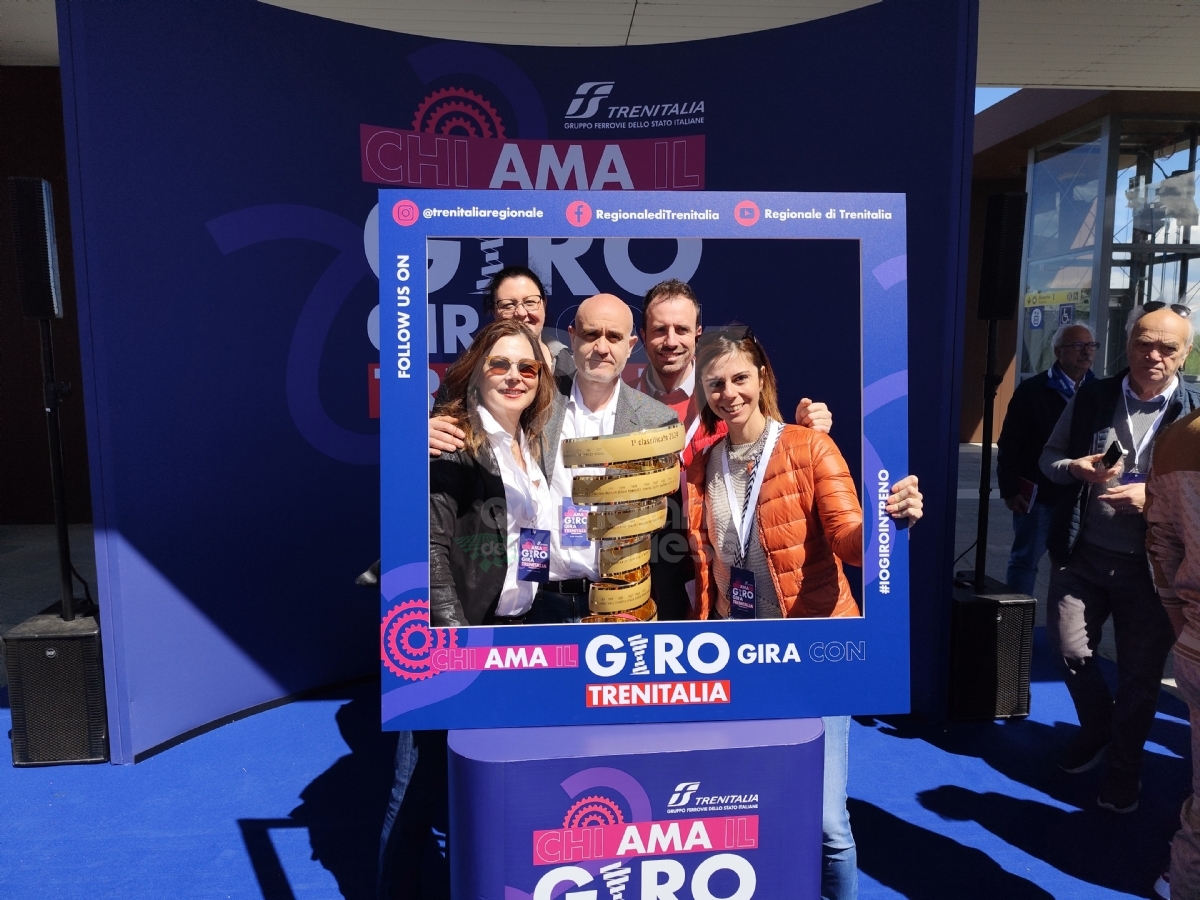 GIRO D'ITALIA - Il «Trofeo senza fine» è arrivato a Venaria: a consegnarlo Martina Colombari - FOTO E VIDEO