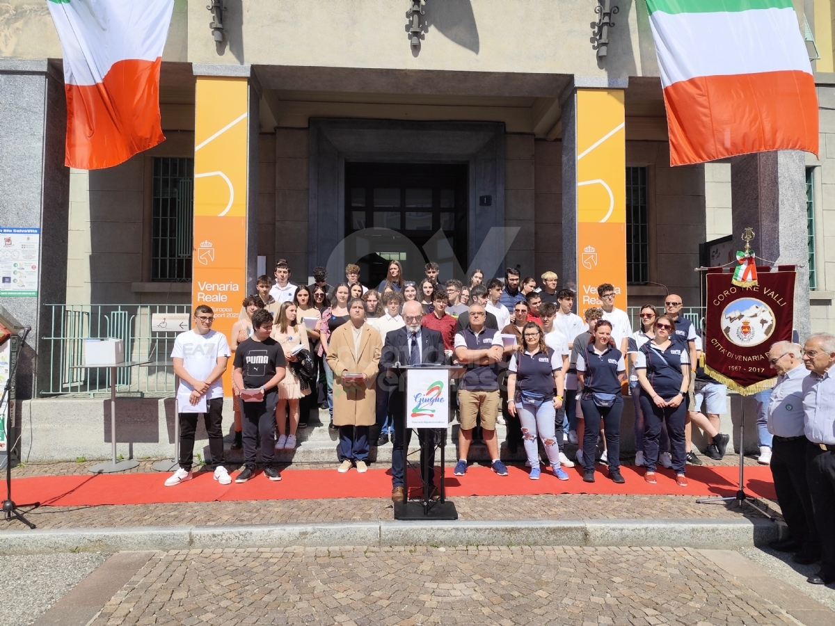 VENARIA - Festa della Repubblica: consegnate le Costituzioni ai neo 18enni - FOTO