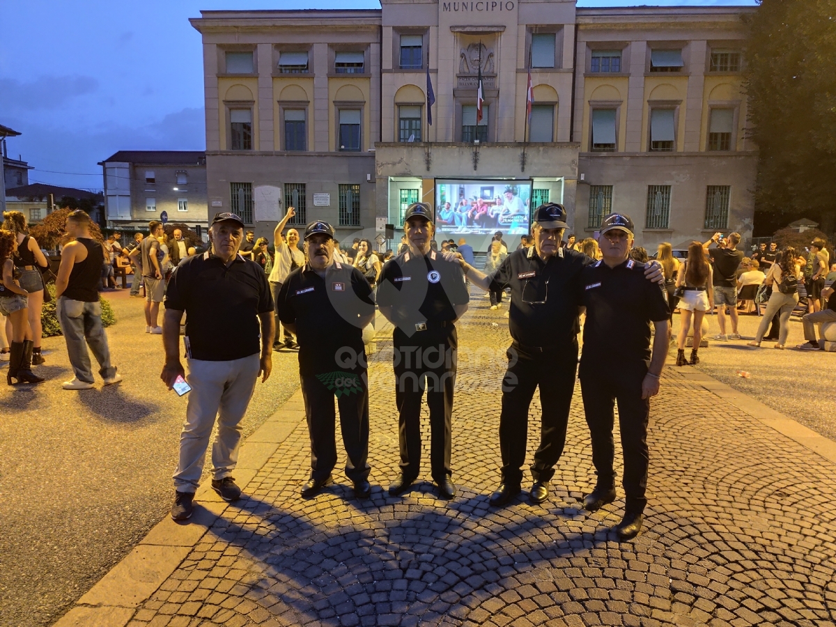 VENARIA - Oltre 250 persone per vedere l'Italia davanti al maxischermo - FOTO