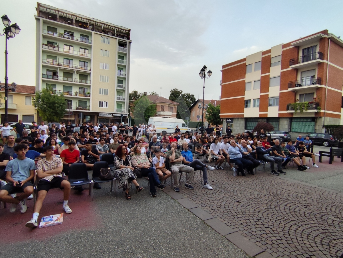 VENARIA - Oltre 250 persone per vedere l'Italia davanti al maxischermo - FOTO