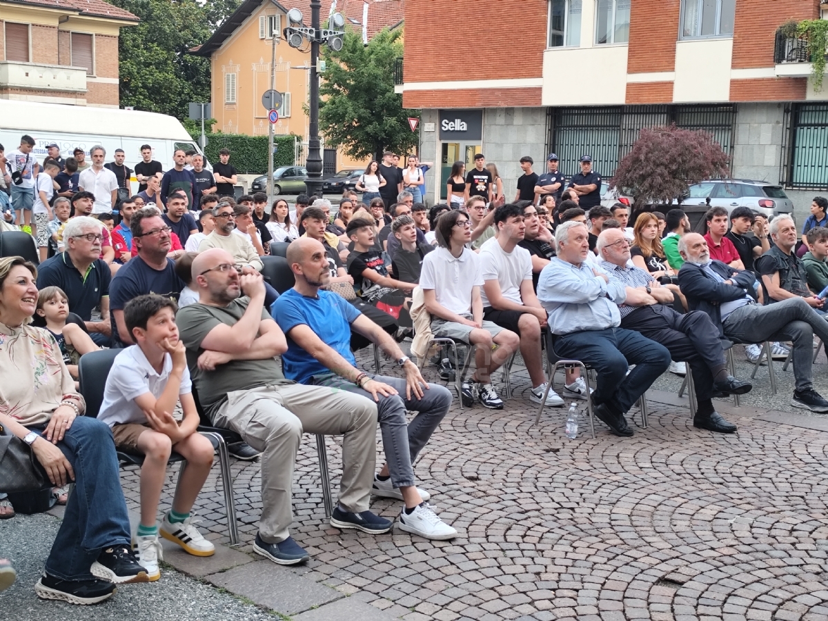 VENARIA - Oltre 250 persone per vedere l'Italia davanti al maxischermo - FOTO