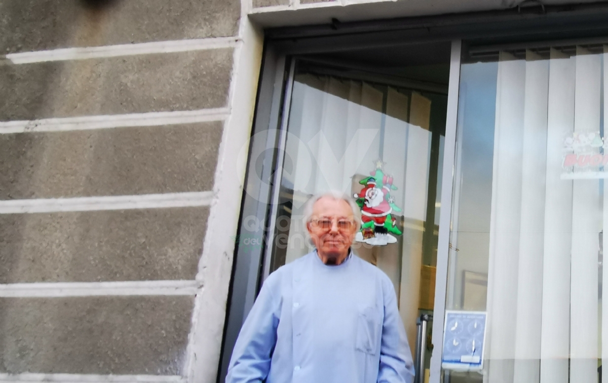 VENARIA - Gli ultimi tagli di Calogero, lo storico parrucchiere: dopo 60 anni chiude l'attività - FOTO