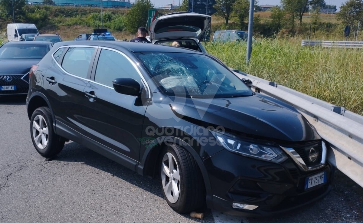 INCIDENTE IN TANGENZIALE A COLLEGNO - Scontro fra due auto allo svincolo: tre feriti - FOTO