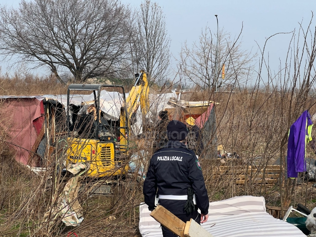 COLLEGNO - Sgomberato l'accampamento abusivo tra il parcheggio Ipercoop, via Dulbecco e via Pavese - FOTO