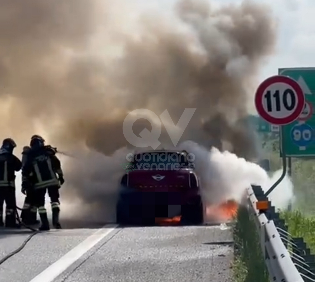 INCIDENTE IN TANGENZIALE A BORGARO - Auto prende fuoco mentre è in marcia - FOTO