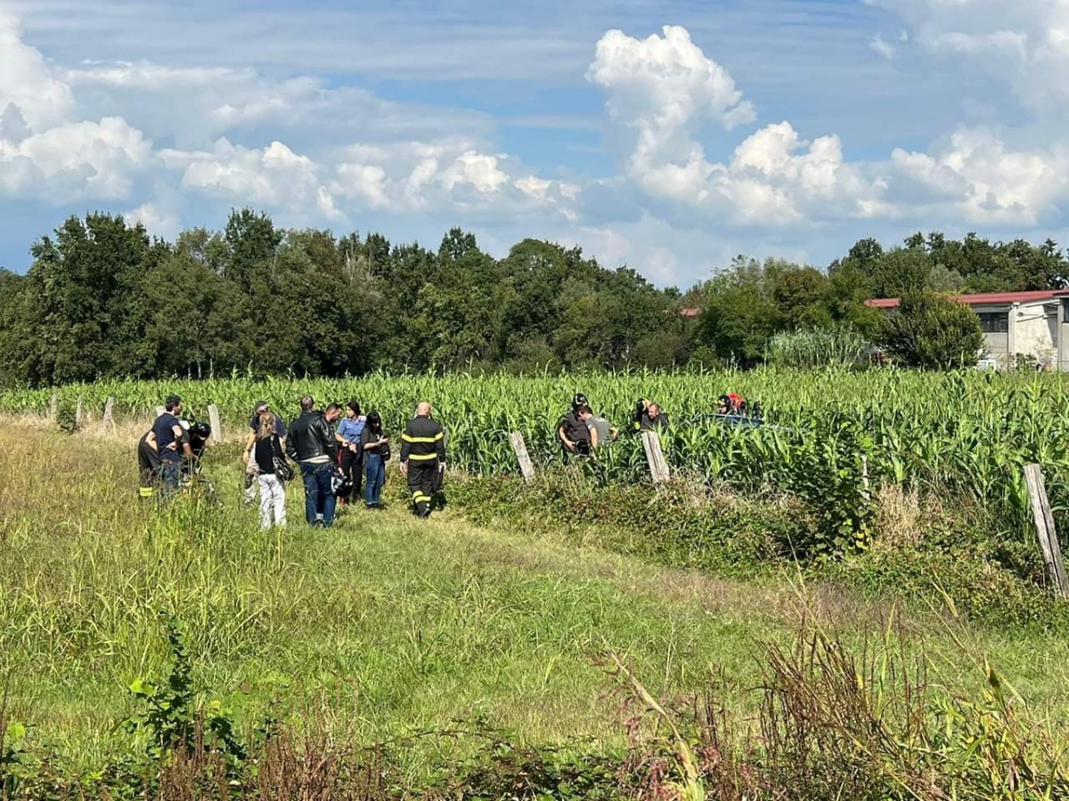 INCIDENTE A GIVOLETTO - Perde il controllo dell'auto e finisce nel campo di mais - FOTO