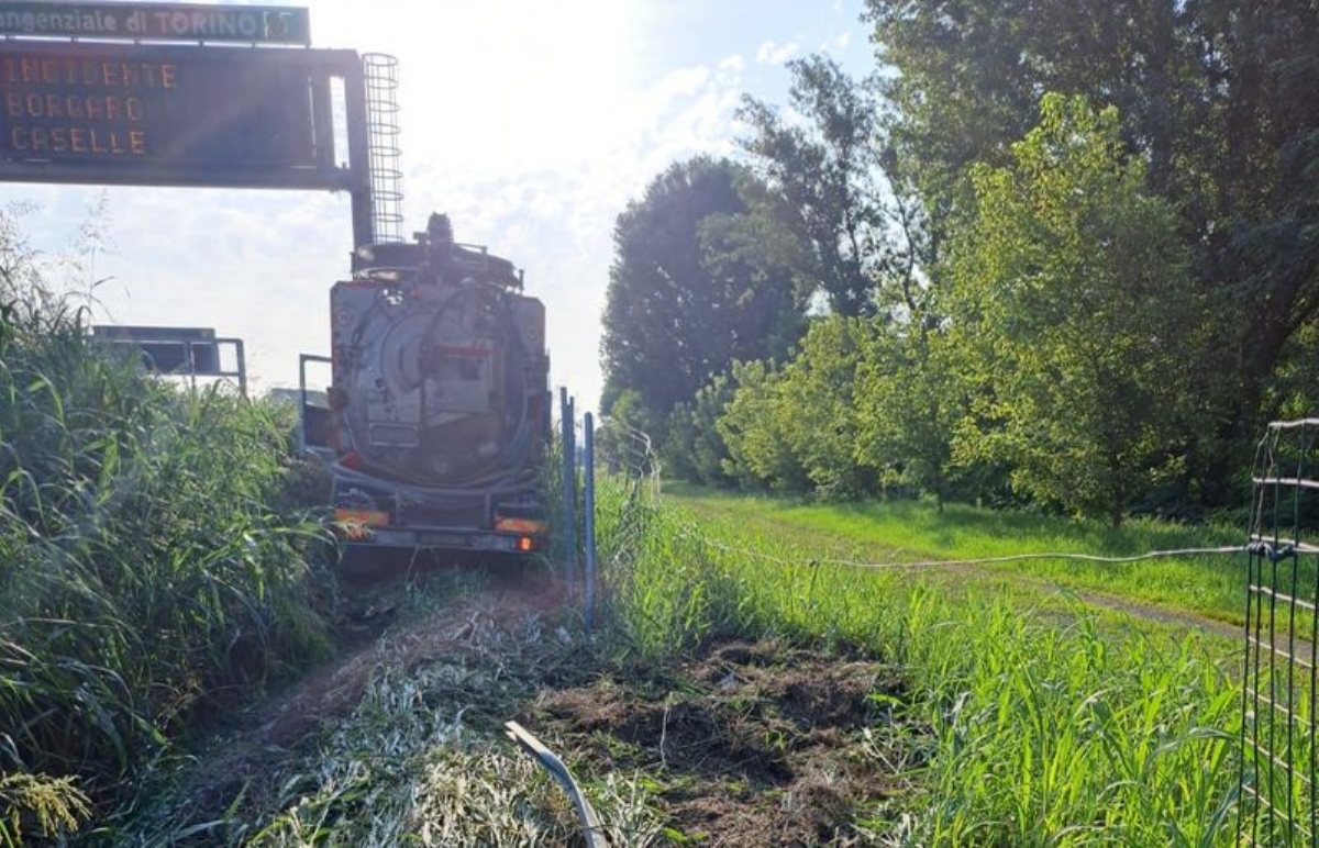 INCIDENTE IN TANGENZIALE A BORGARO - Camion spurgo finisce fuori strada: code e disagi - FOTO