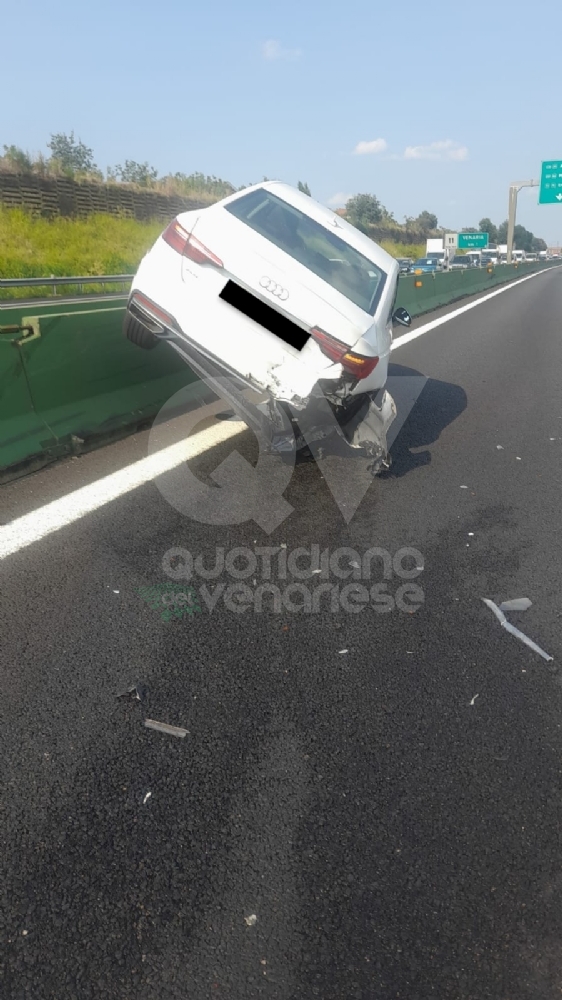 INCIDENTE IN TANGENZIALE A VENARIA - Scontro fra due auto, una finisce sulle barriere in cemento - FOTO