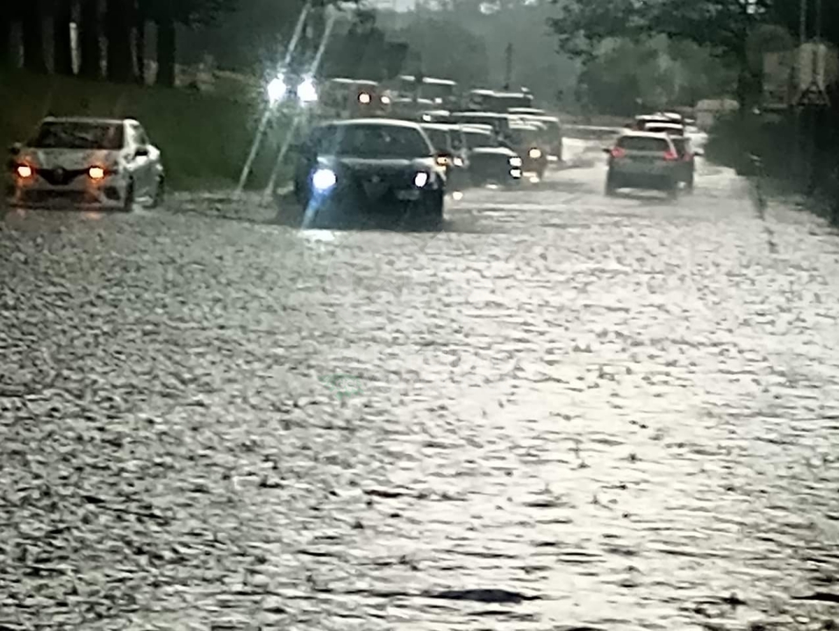 MALTEMPO IN ZONA OVEST - Violento temporale con grandine: strade allagate e alberi caduti - FOTO E VIDEO