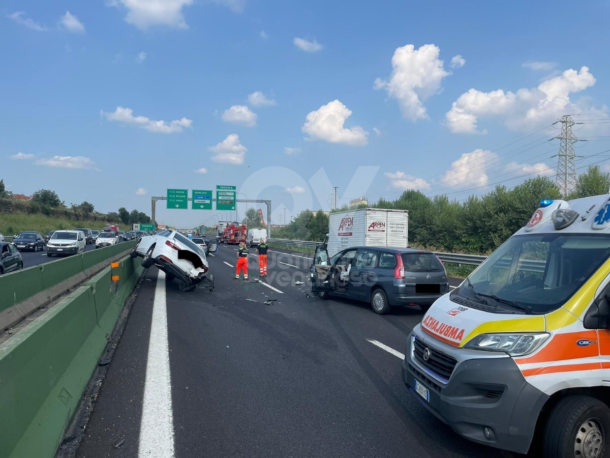 INCIDENTE IN TANGENZIALE A VENARIA - Scontro fra due auto, una finisce sulle barriere in cemento - FOTO