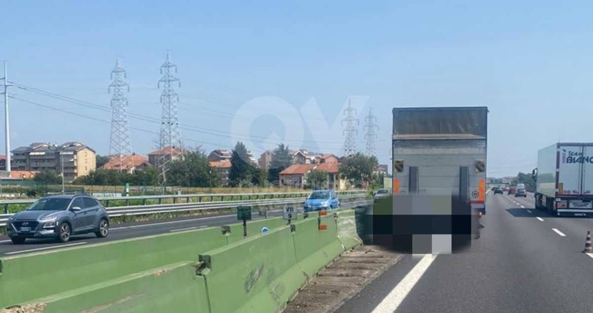 INCIDENTE IN TANGENZIALE FRA TORINO E VENARIA - Camion contro le barriere: code e disagi - FOTO