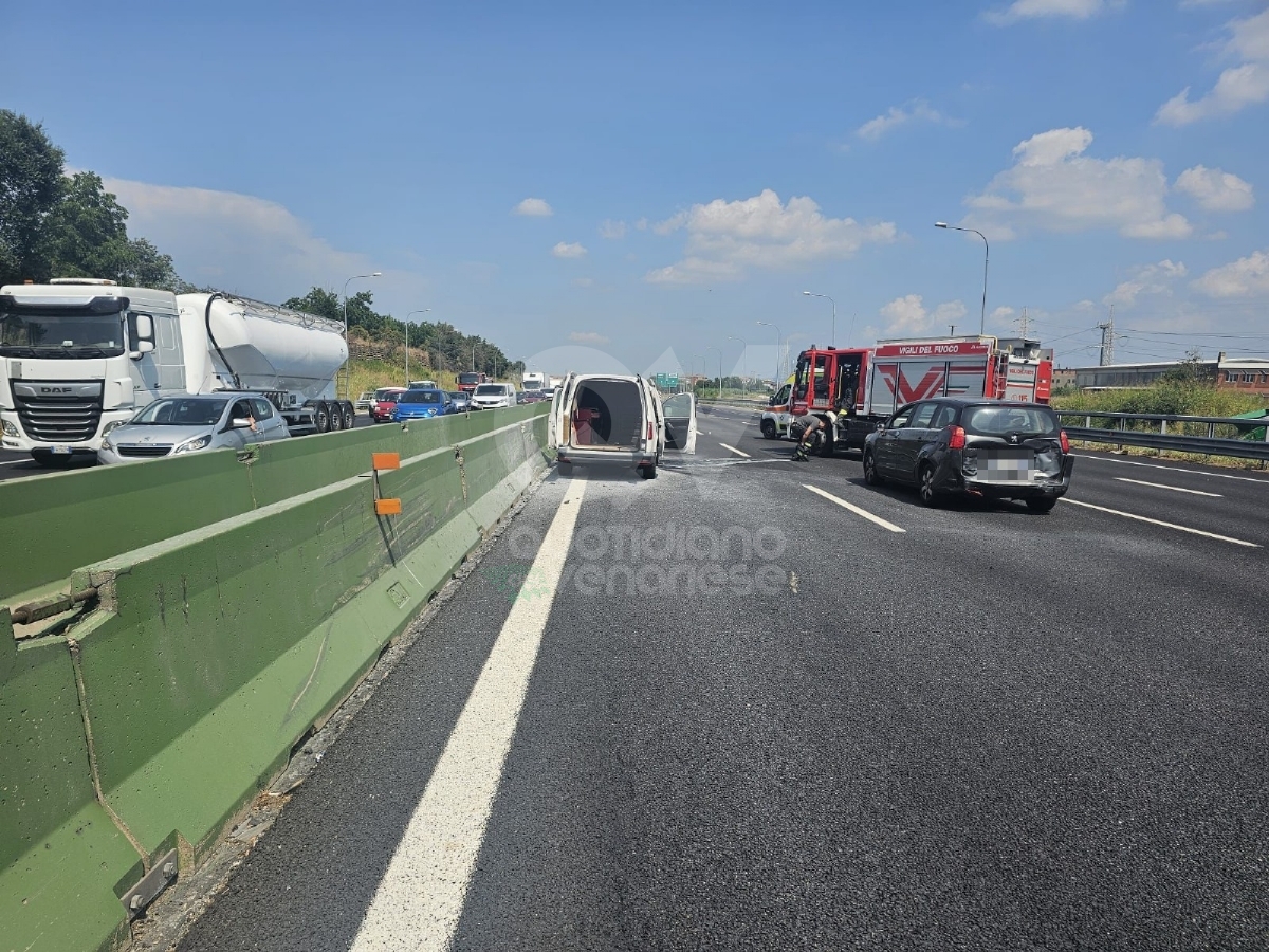 INCIDENTE IN TANGENZIALE A VENARIA - Tamponamento fra un'auto e un furgone, che prende fuoco: 4 feriti - FOTO