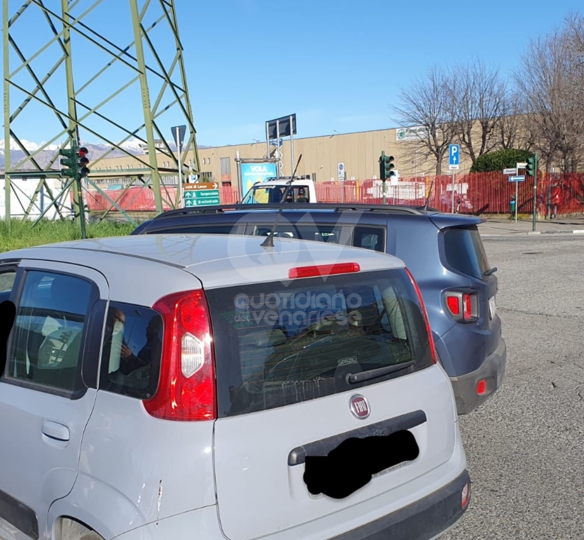 VENARIA-TORINO - Ennesimo incidente in via Druento: scontro fra due auto al «solito» incrocio - FOTO